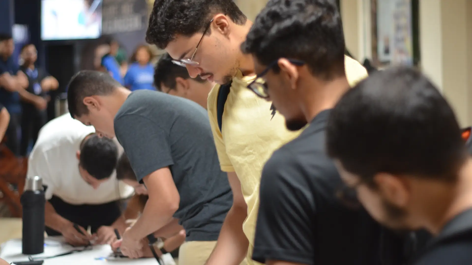 alunos fazendo credenciamento no evento hack in cariri