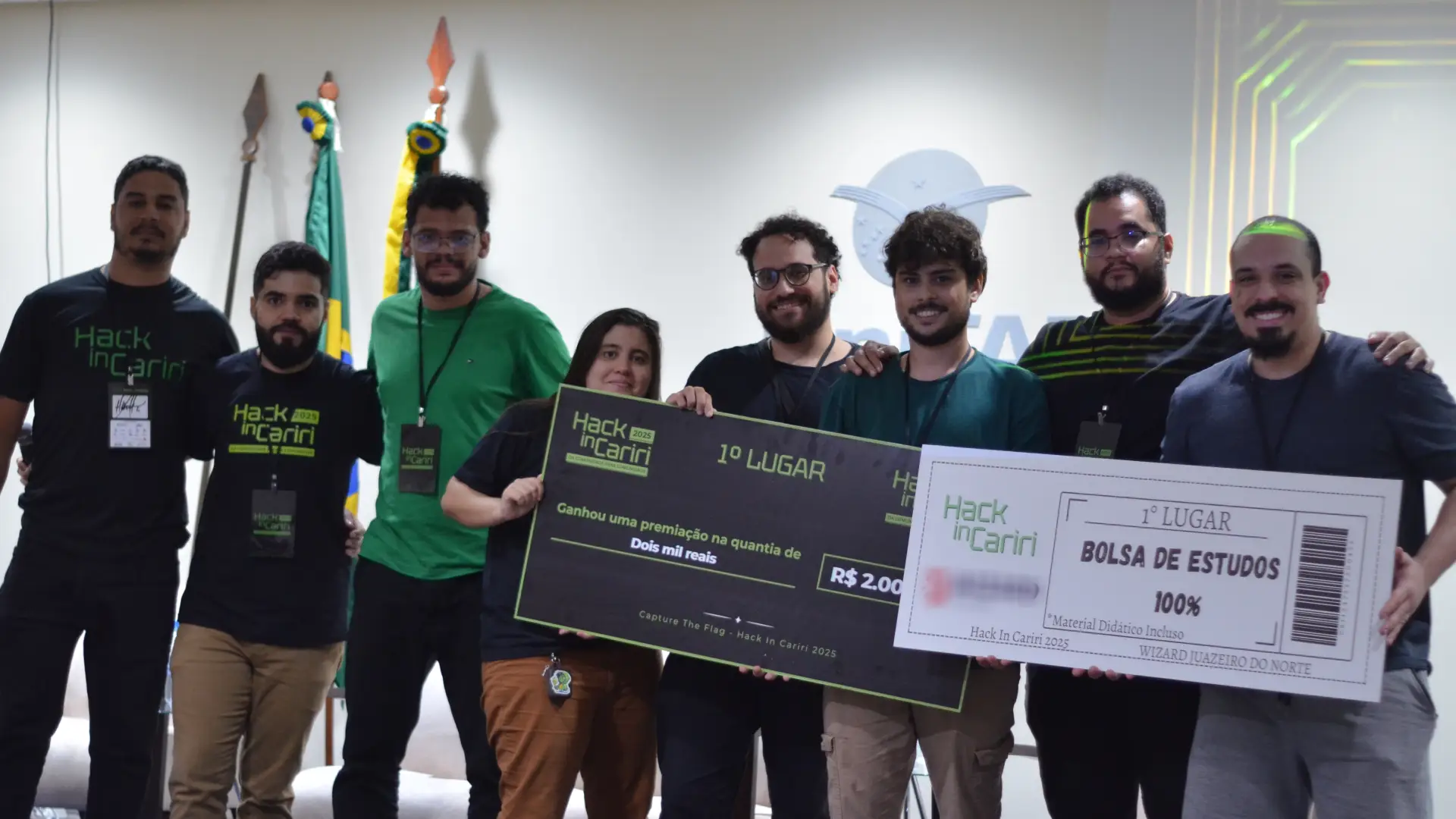 vencedores do ctf 2025 do hack in cariri segurando o cheque da premiacao
