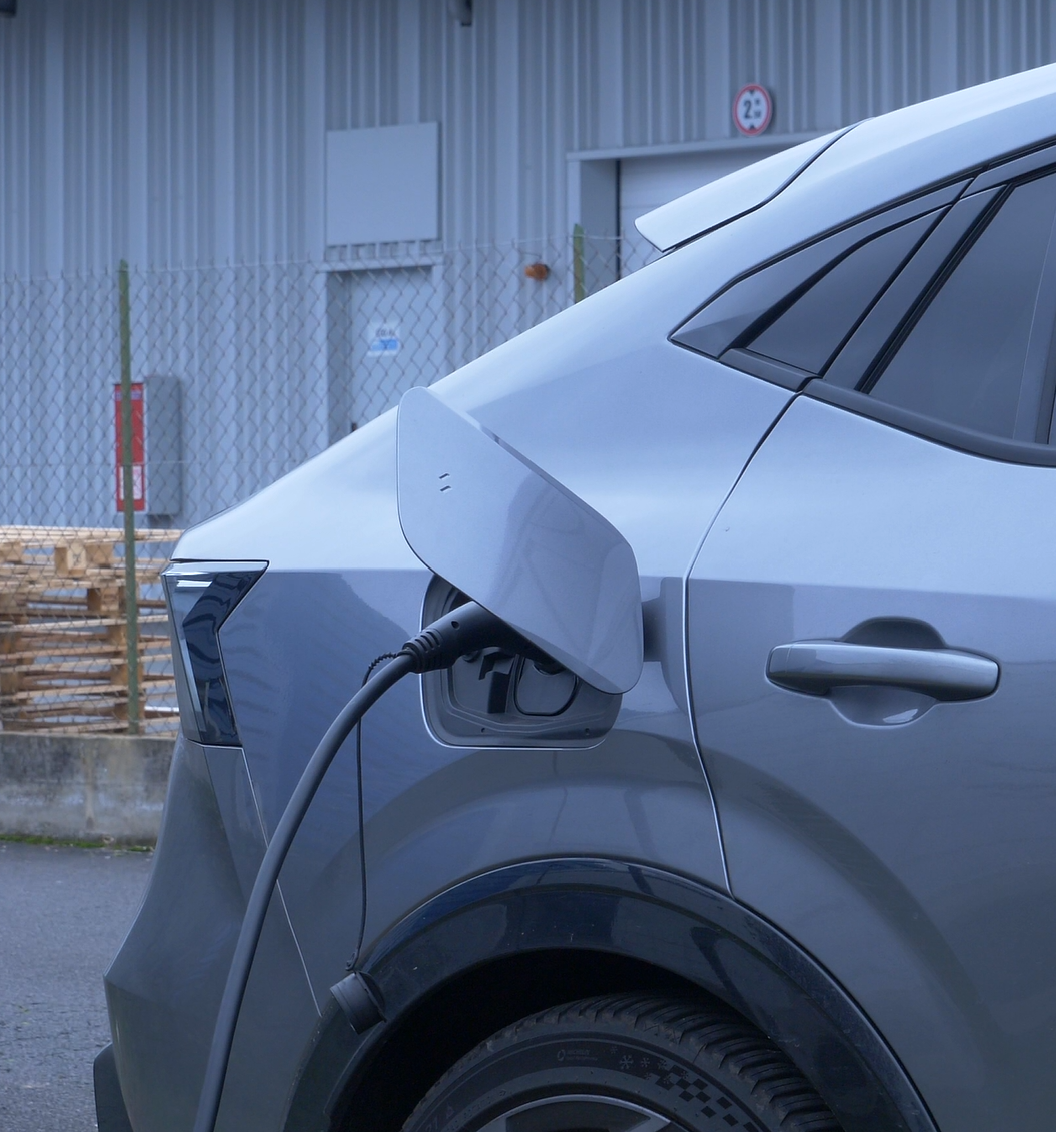 Véhicule électrique en charge sur une borne IRVE