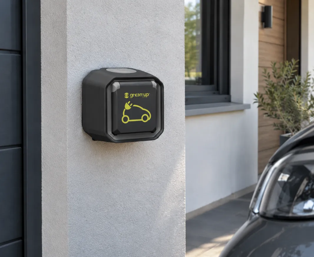 Chargeur mural noir pour voiture électrique fixé sur un mur extérieur avec le logo Green'Up et un dessin jaune de voiture avec une prise électrique.