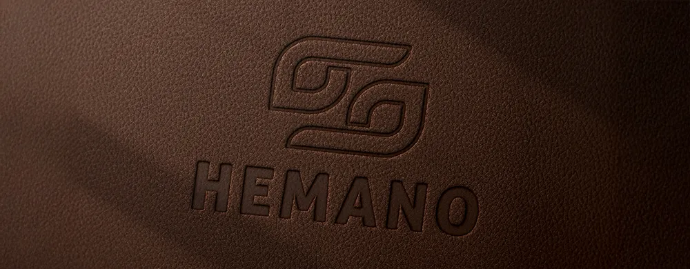 Braunes Leder mit eingeprägtem Hemano-Logo und Schriftzug.