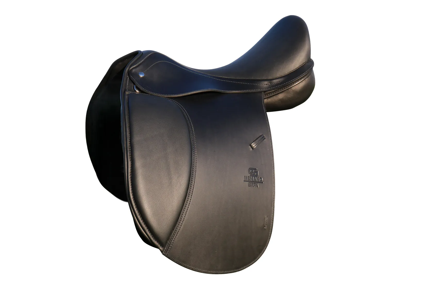 Ledersattel HEMANO ERFA, seitlich aufgenommen vor weißem Hintergrund.