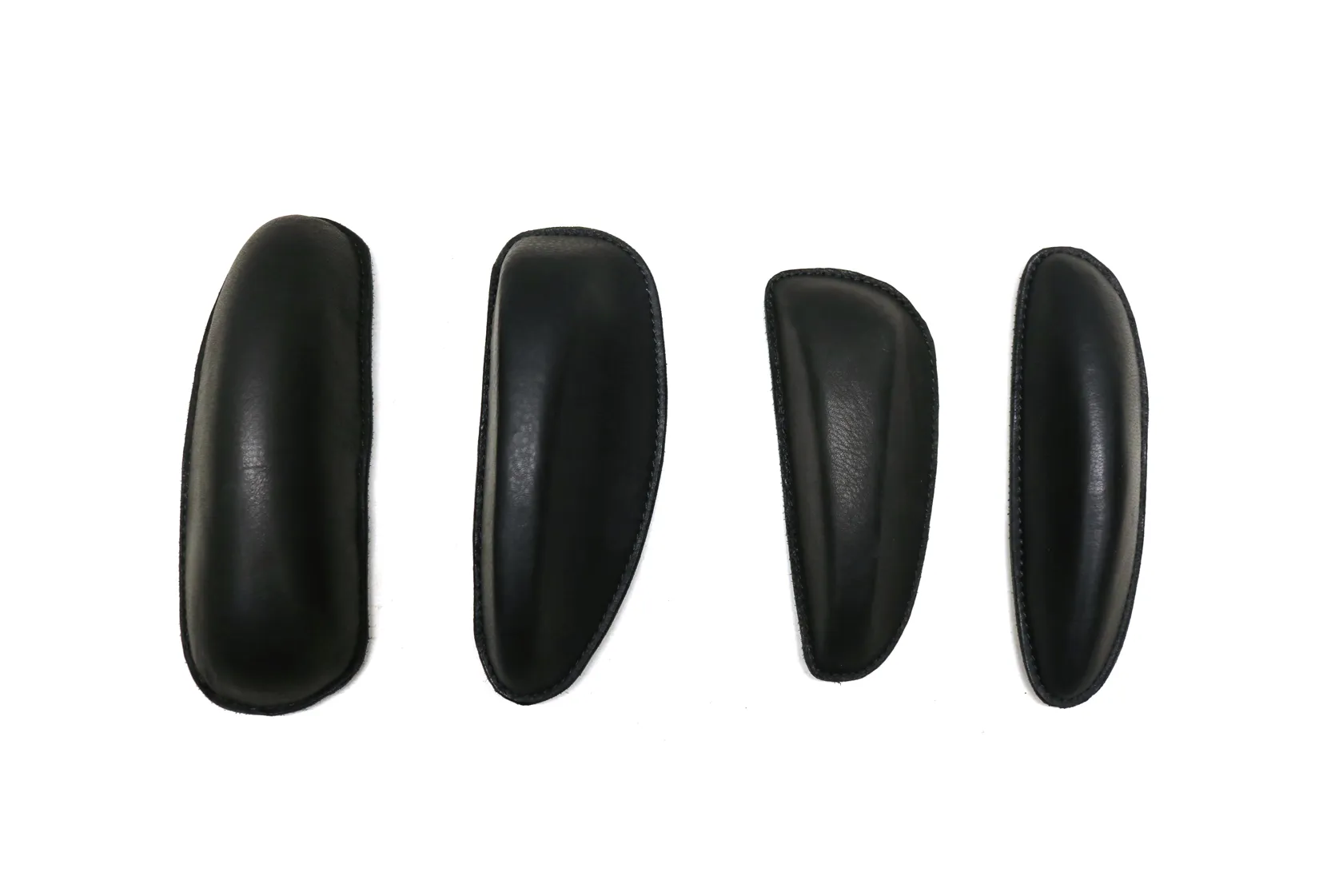 Vier verschiedene schwarze, gepolsterte Klettpauschen aus Leder, in Reihe auf weißem Hintergrund.