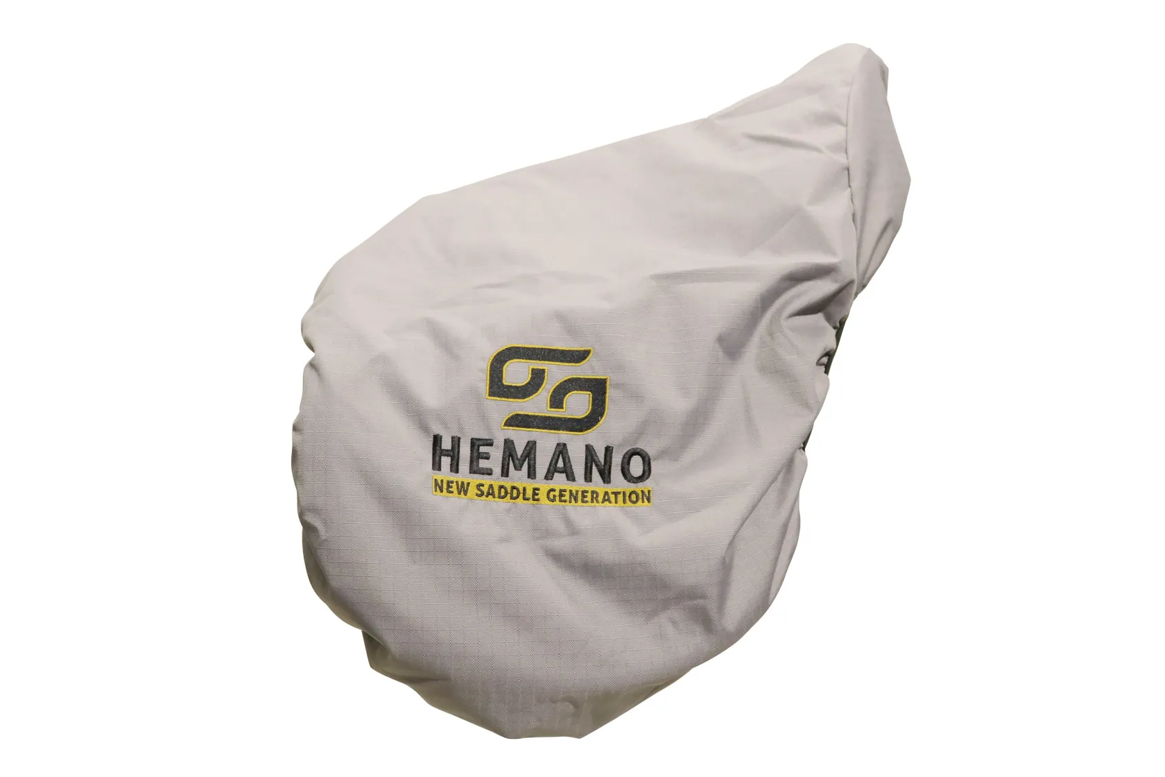 Hellgrauer Sattelschoner mit gesticktem Schriftzug Hemano und dem Text New Saddle Generation.