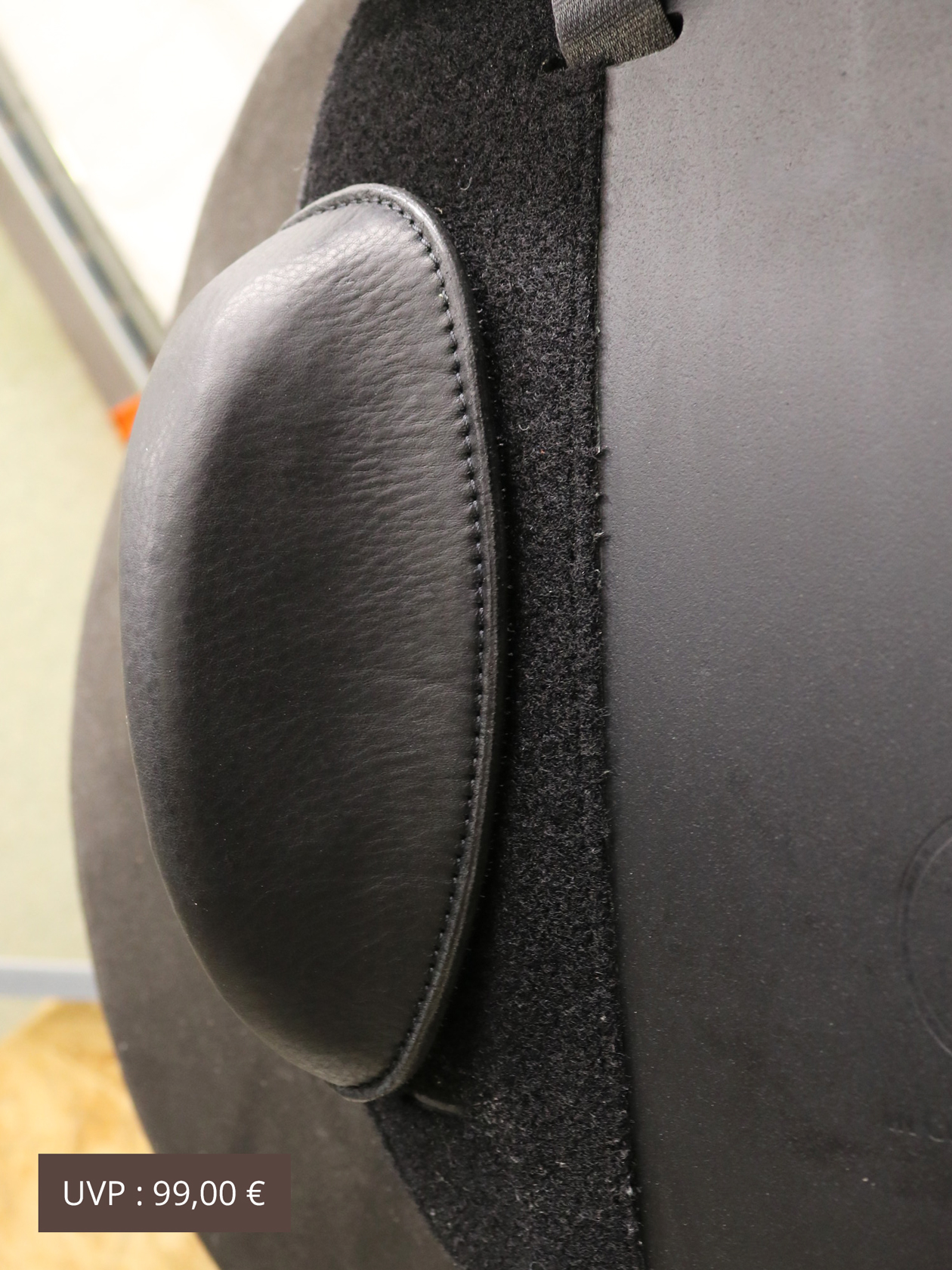 Nahaufnahme der HEMANO Klettpausche an einem Sattel