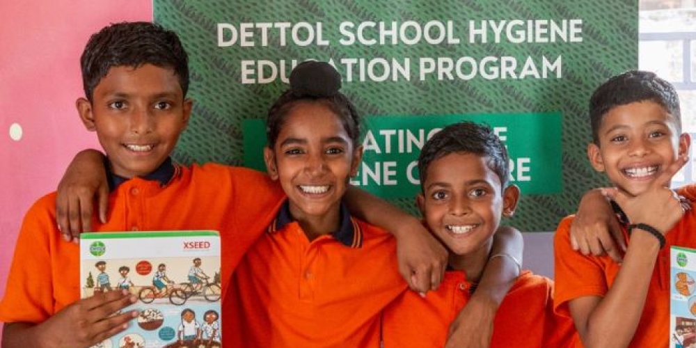 Kids standing infront of green banner for Dettol Banega Swasth India