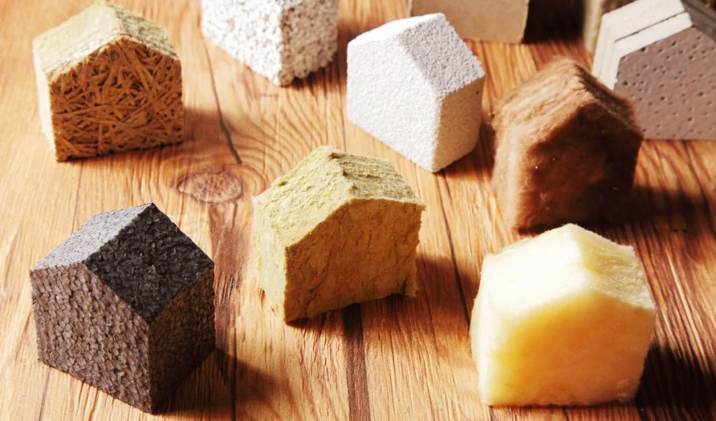Échantillons de matériaux isolants minéraux et biosourcés.