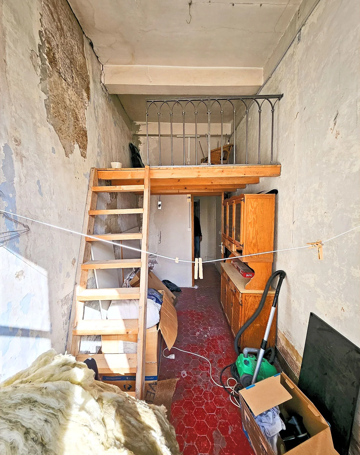 Appartement en chantier avec échafaudage et murs en cours de rénovation.