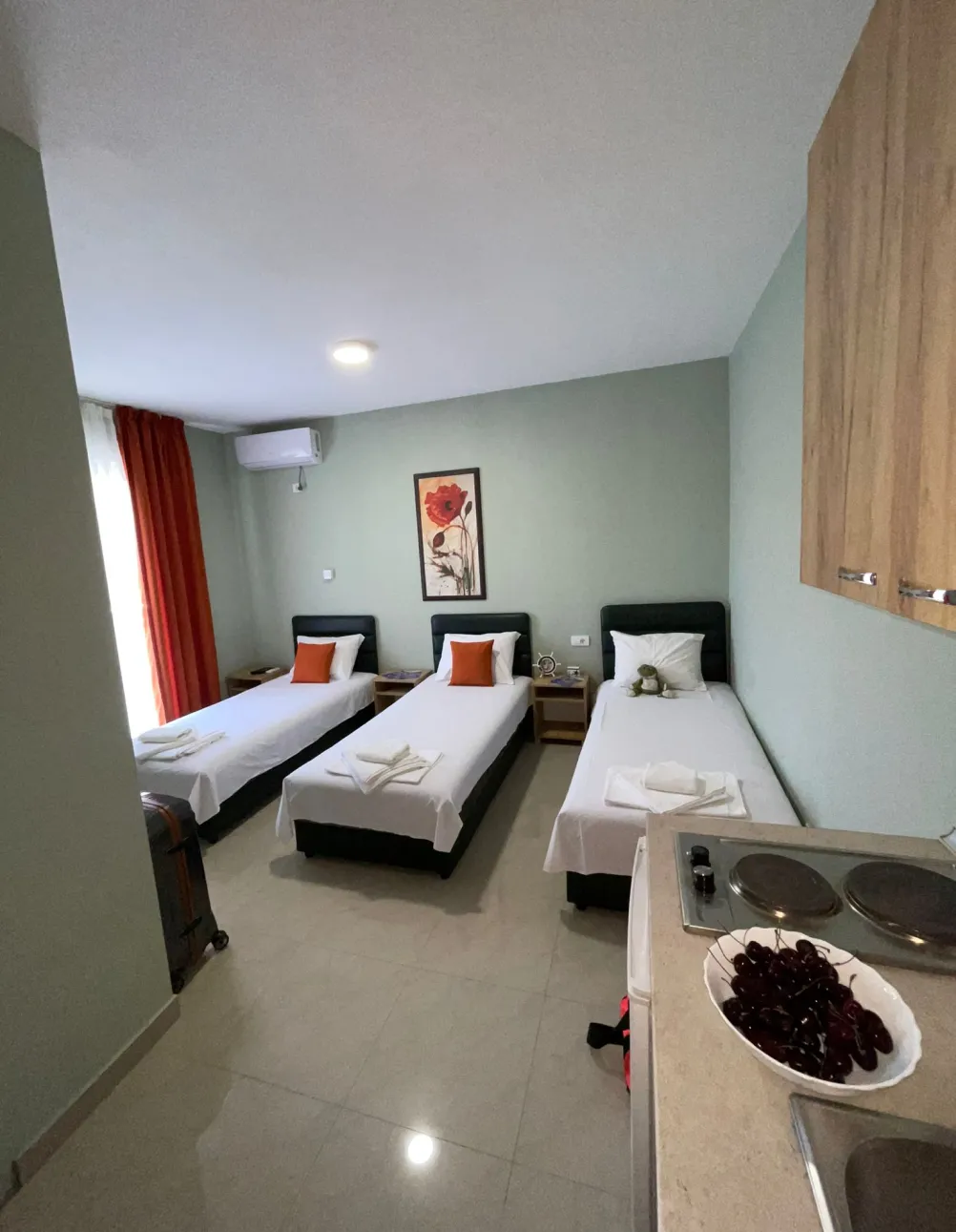 Trokrevetni apartman u hotelu Solaris u Čanju – soba sa tri kreveta, kuhinjom, klima uređajem, kupatilom i terasom sa pogledom na more
