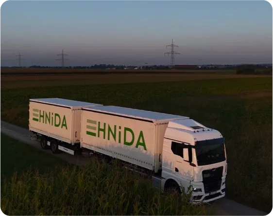 HNiDA-Lastzug auf einer Landstraße in der Abenddämmerung