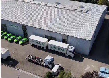 Luftaufnahme der HNiDA-Betriebshalle mit Lkw an der Verladezone