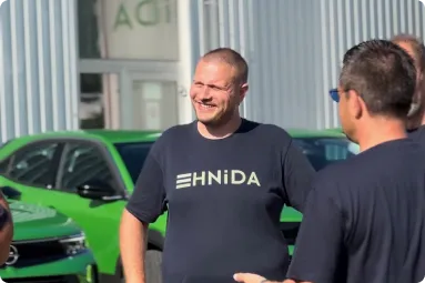 Zwei HNiDA-Mitarbeiter im Gespräch auf dem Betriebsgelände