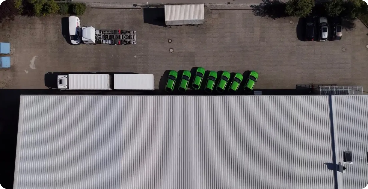 Luftaufnahme des HNiDA-Betriebsgeländes mit Lkw und grünen Firmenfahrzeugen