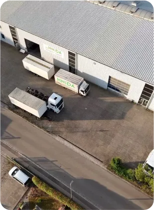 HNiDA-Betriebshalle mit Lkw an den Verladetoren aus der Vogelperspektive