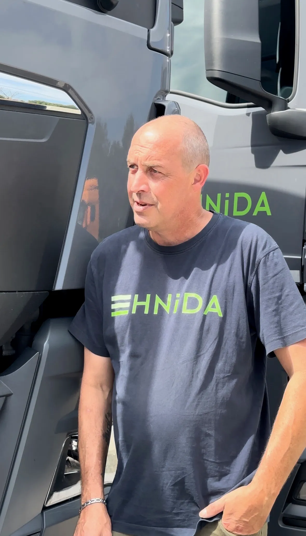 HNiDA-Mitarbeiter vor der Fahrerkabine eines Lkw