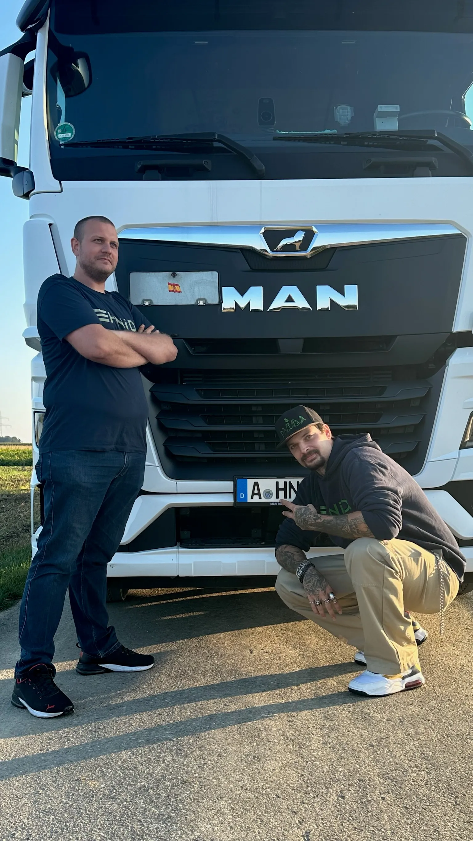 Zwei HNiDA-Mitarbeiter an einem weißen MAN-Lkw