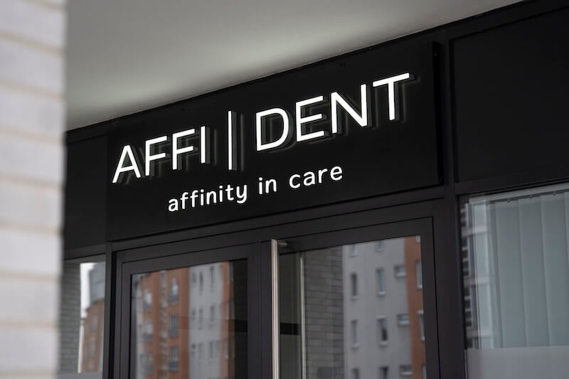 logo affident na vstupu do zubní kliniky