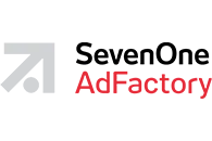 SevenOne AdFactory Logo mit grauem Pfeil und rot-schwarzer Schrift