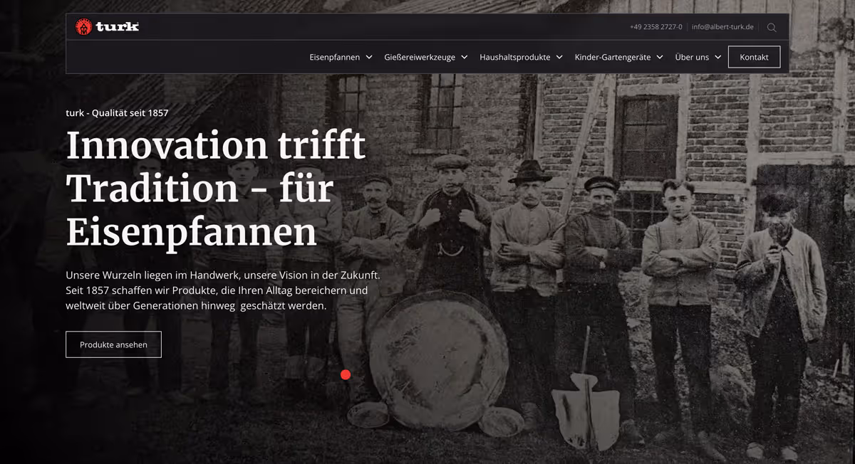 Historisches Schwarzweißfoto von Arbeitern mit Werkzeugen vor Backsteingebäude
