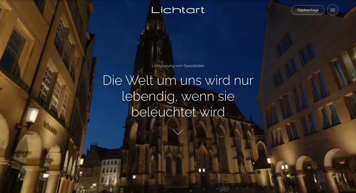 Nächtliche Stadtansicht mit beleuchteter gotischer Kirche und historischen Gebäuden