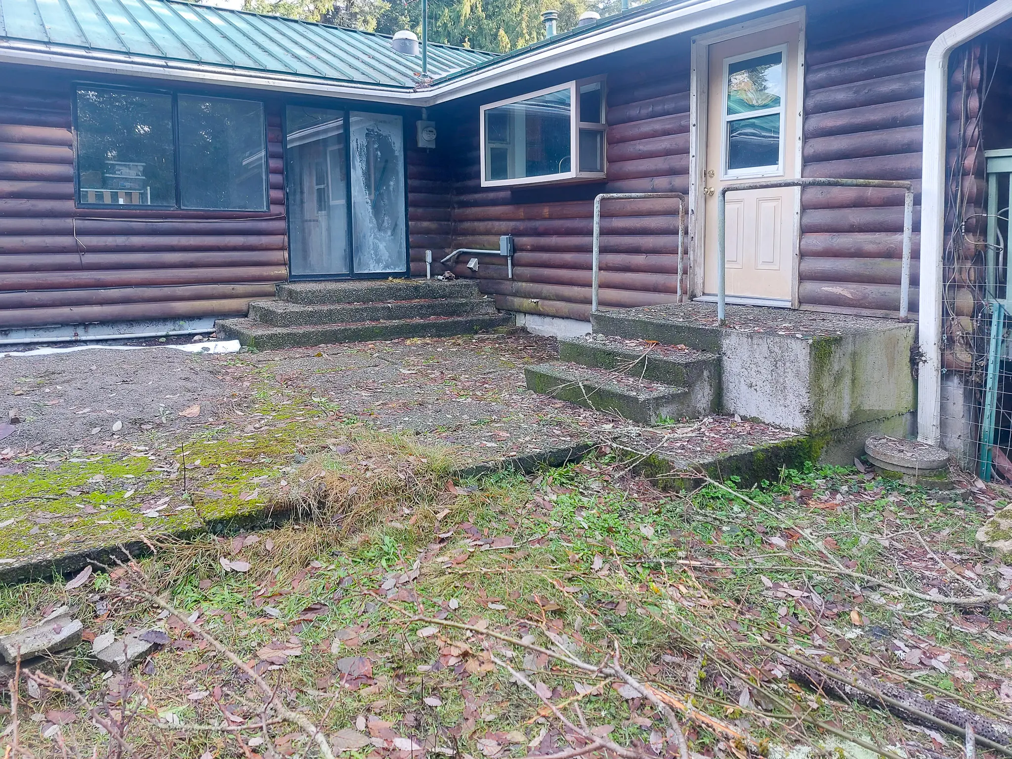 Existing log-style home exterior on a Redmond, WA property before it was demolished for new construction.