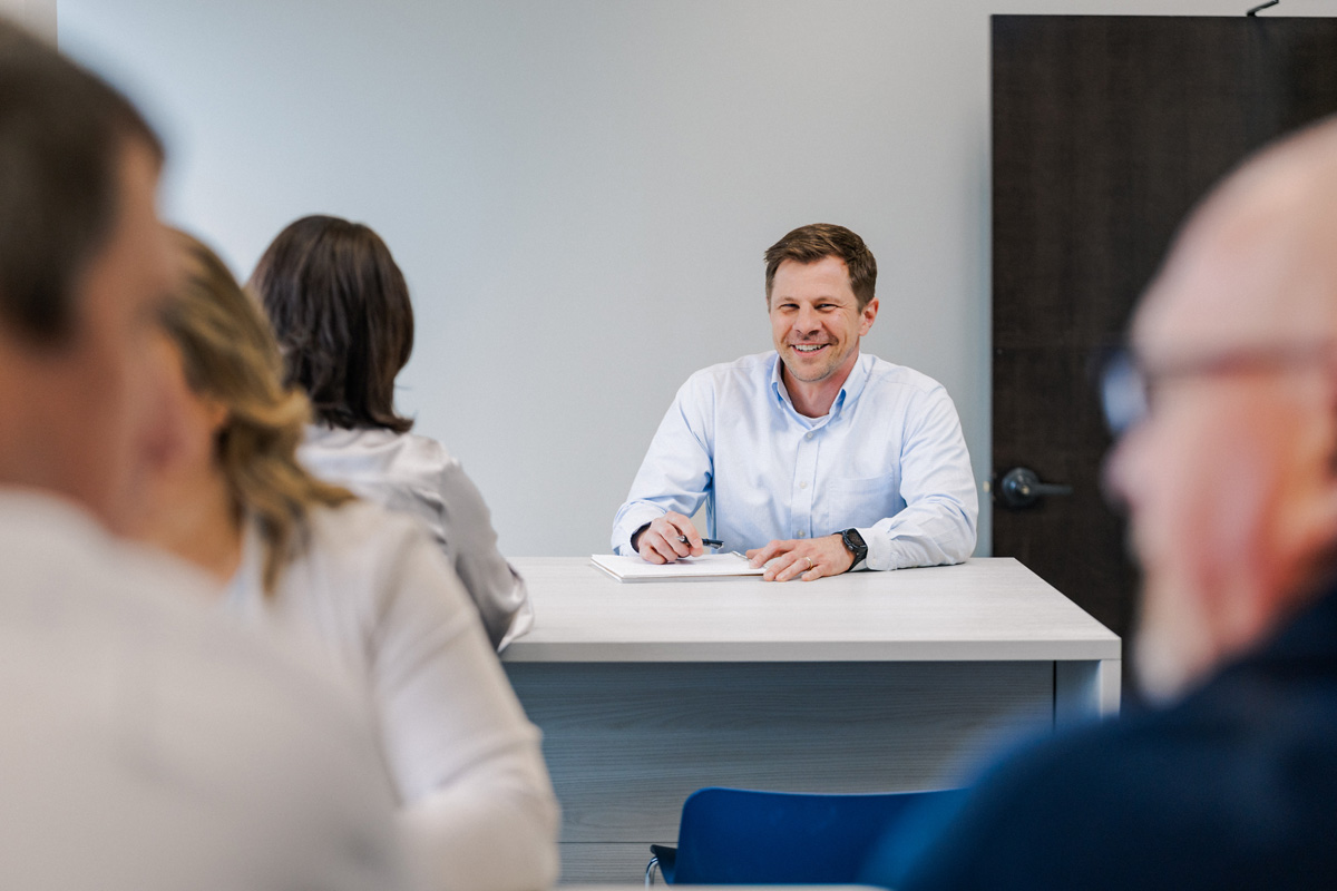 kamin working with customers to fill out credit application