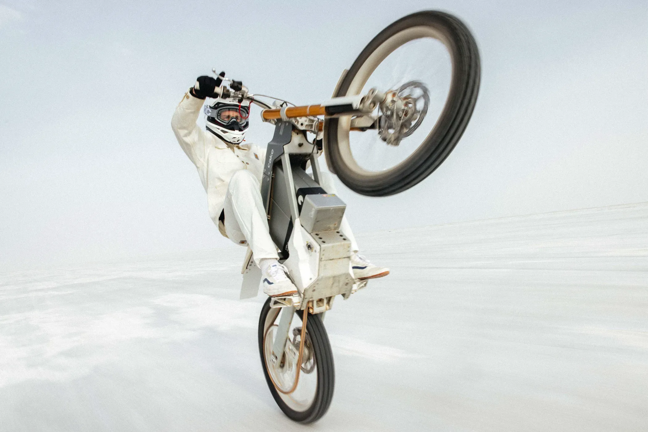 Rider wheelieing a Cake electric motorbike
