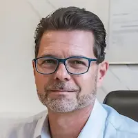 Porträt eines Mannes mit Brille in moderner Büroumgebung in Weinstadt.