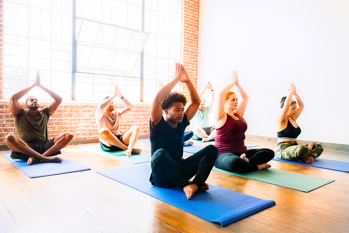 Diverse Menschen in Yoga-Pose