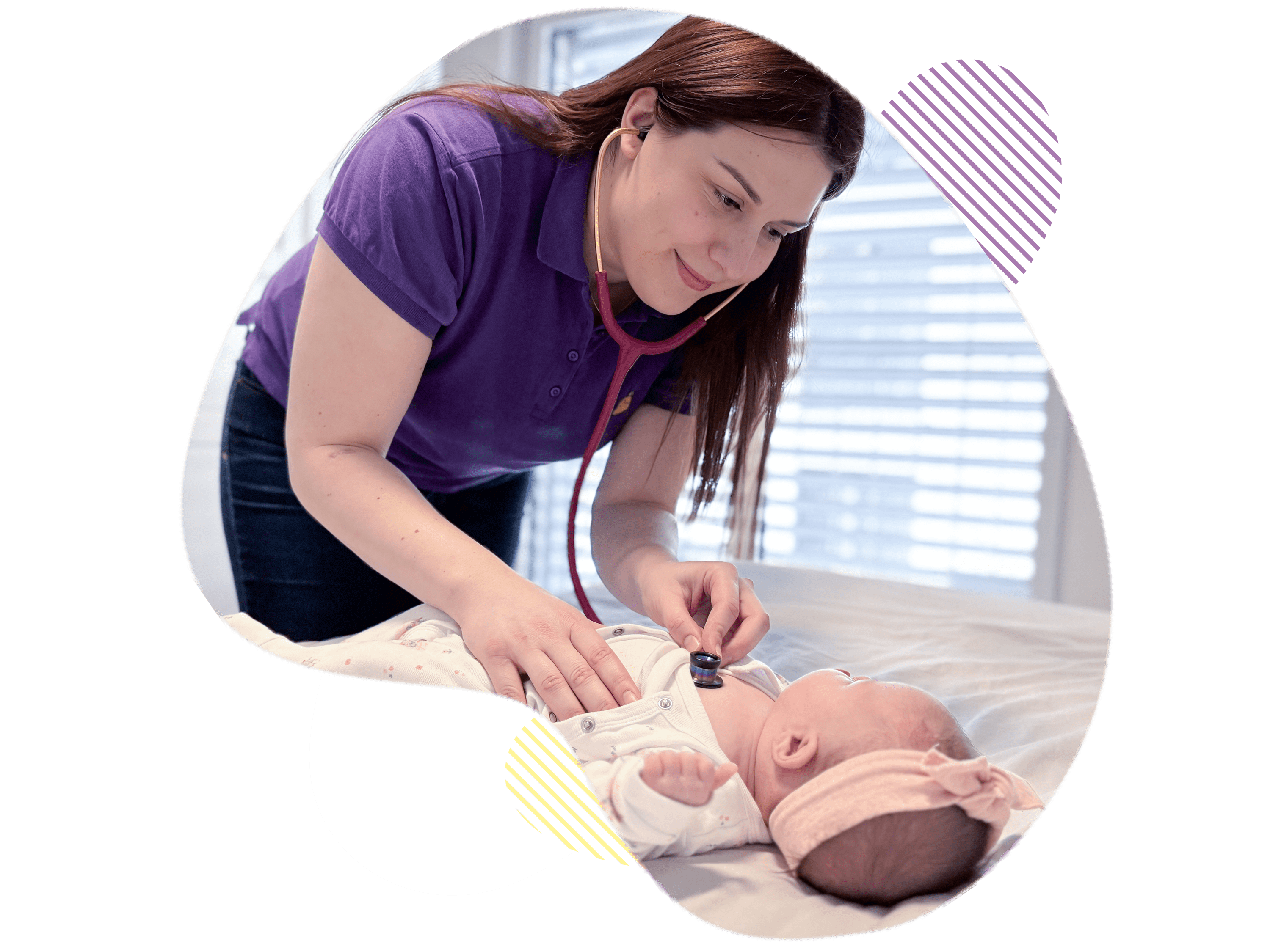 Fachfrau hört mit einem Stethoskop den Brustkorb eines liegenden Babys mit rosa Stirnband ab.