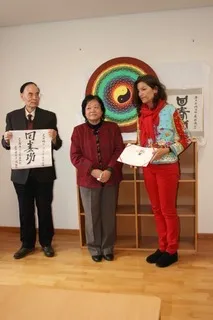 Meisterin Wang Li (mitte)