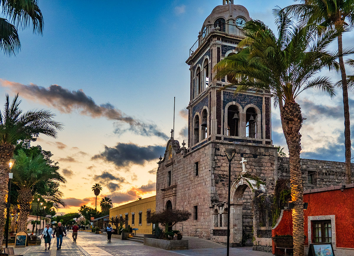 A man golfing in Loreto