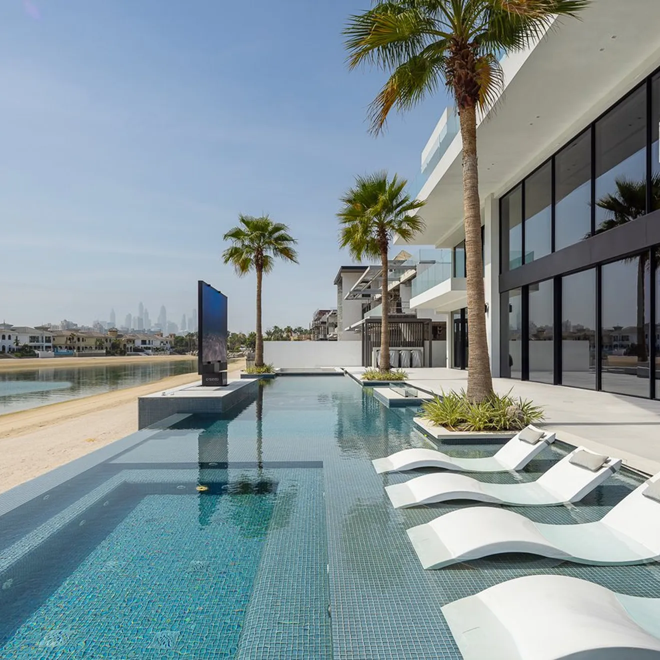 Private villa in Palm Jumeirah with built-in pool