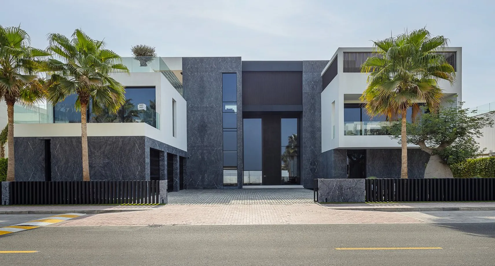 Modern aluminum facades in a renovated villa
