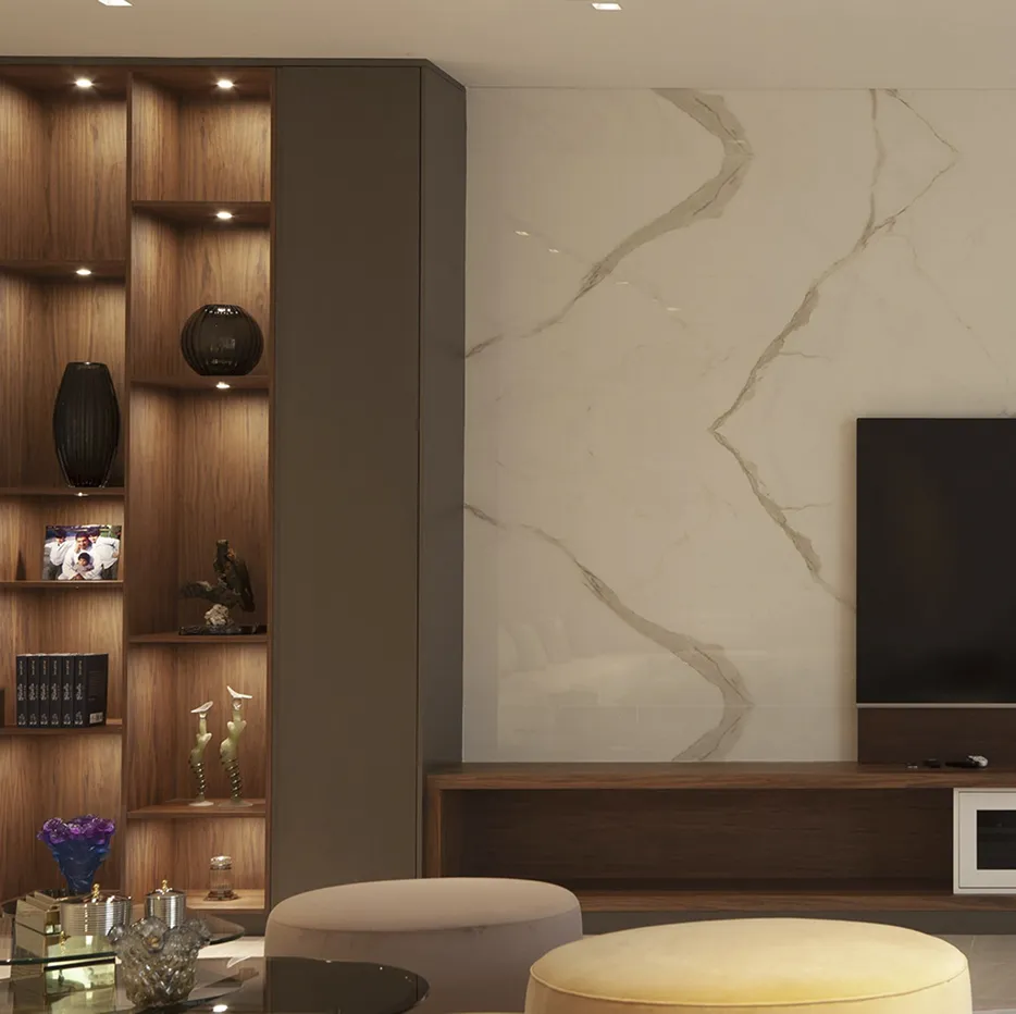 Contemporary lounge interior featuring a coffee table and decorative shelving by Rayfitoutl in Dubai.