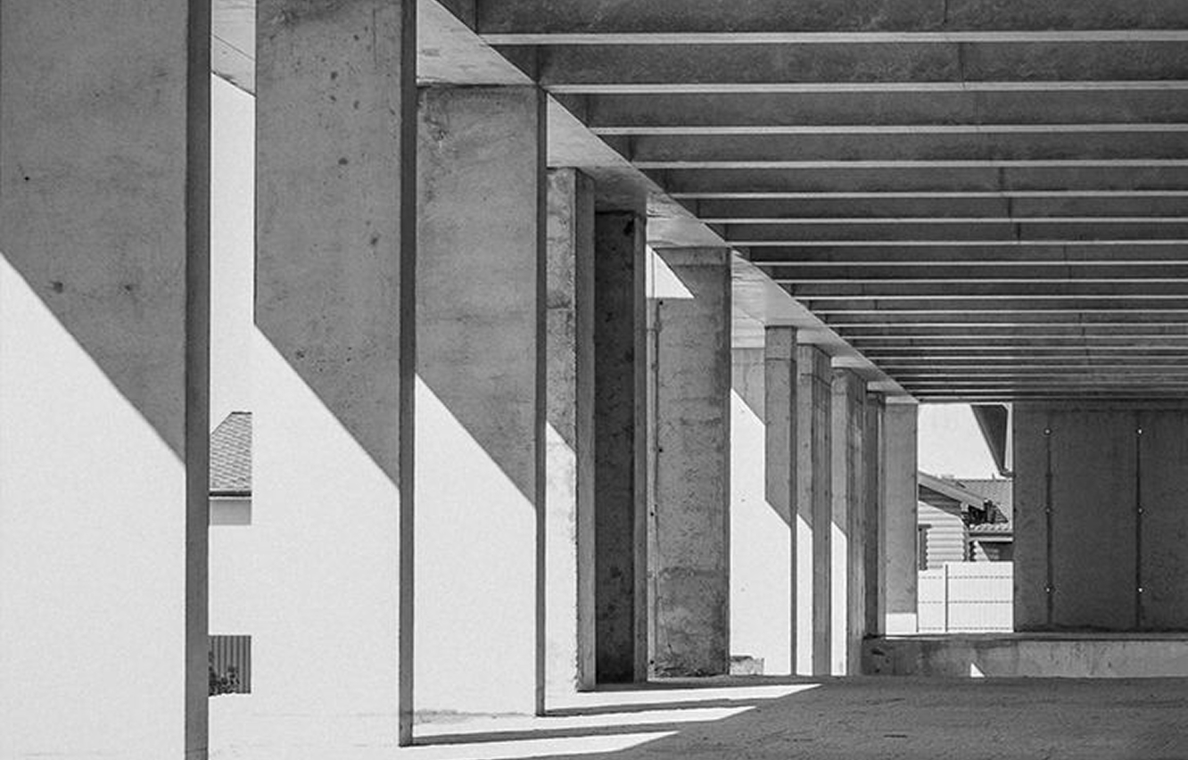 Luxury villa in Abu Dhabi featuring contemporary ceiling fixture by Rayfitout.