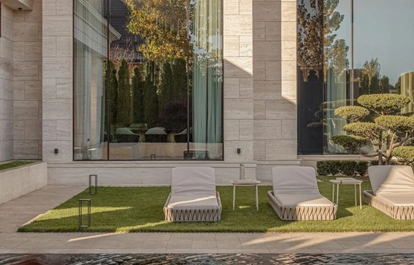 Luxury villa in Abu Dhabi featuring contemporary ceiling fixture by Rayfitout.