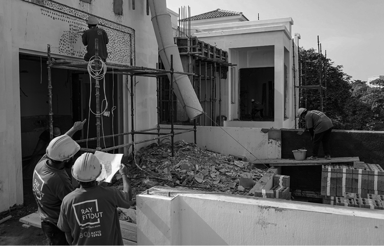Luxury dining interior design featuring marble tabletop and contemporary seating in an Abu Dhabi villa.