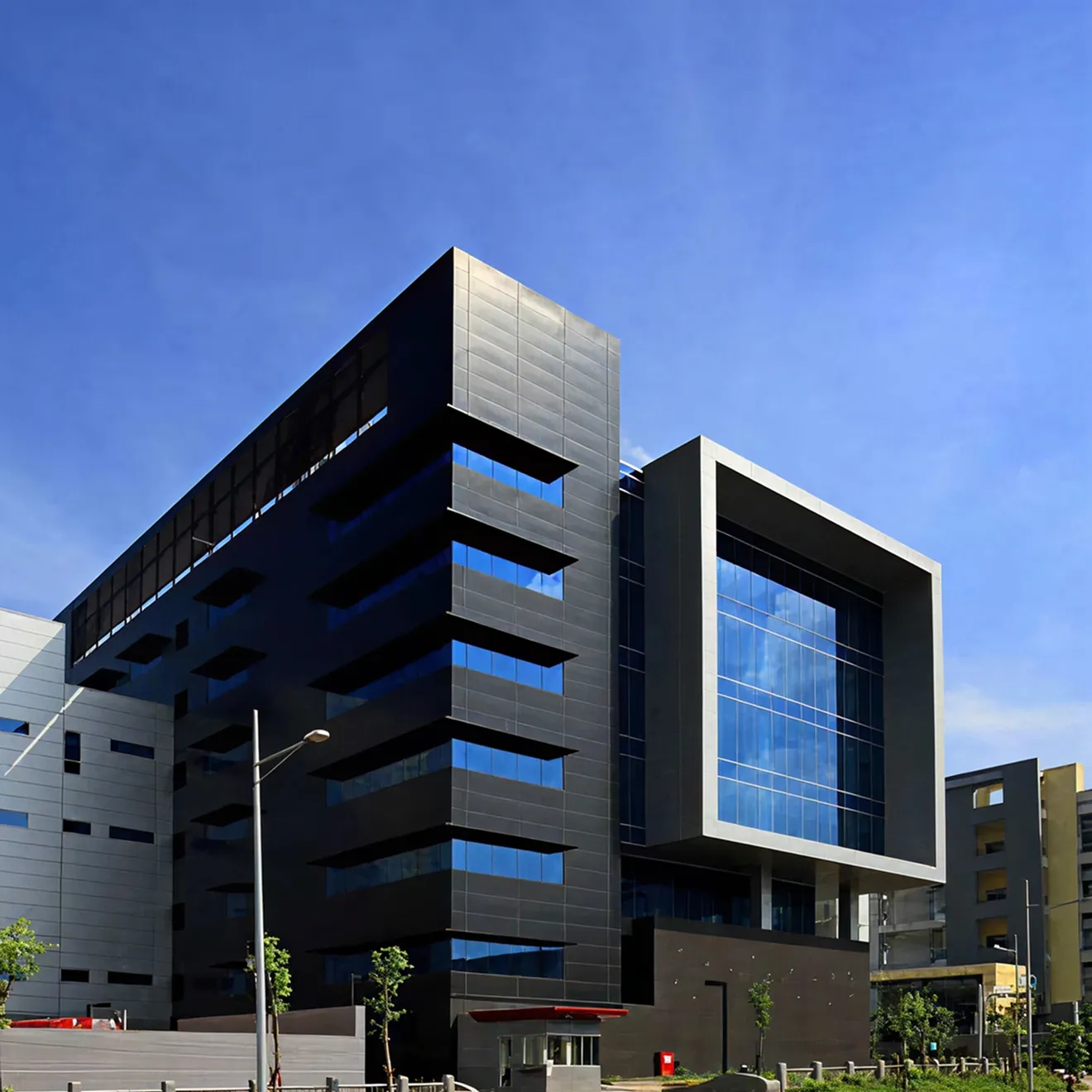 Custom-designed interior in a fully renovated villa in Dubai