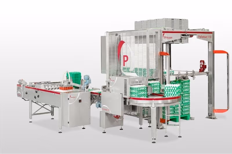 Geautomatiseerde verpakkingsmachine die eiertrays op pallets stapelt met behulp van transportbanden.