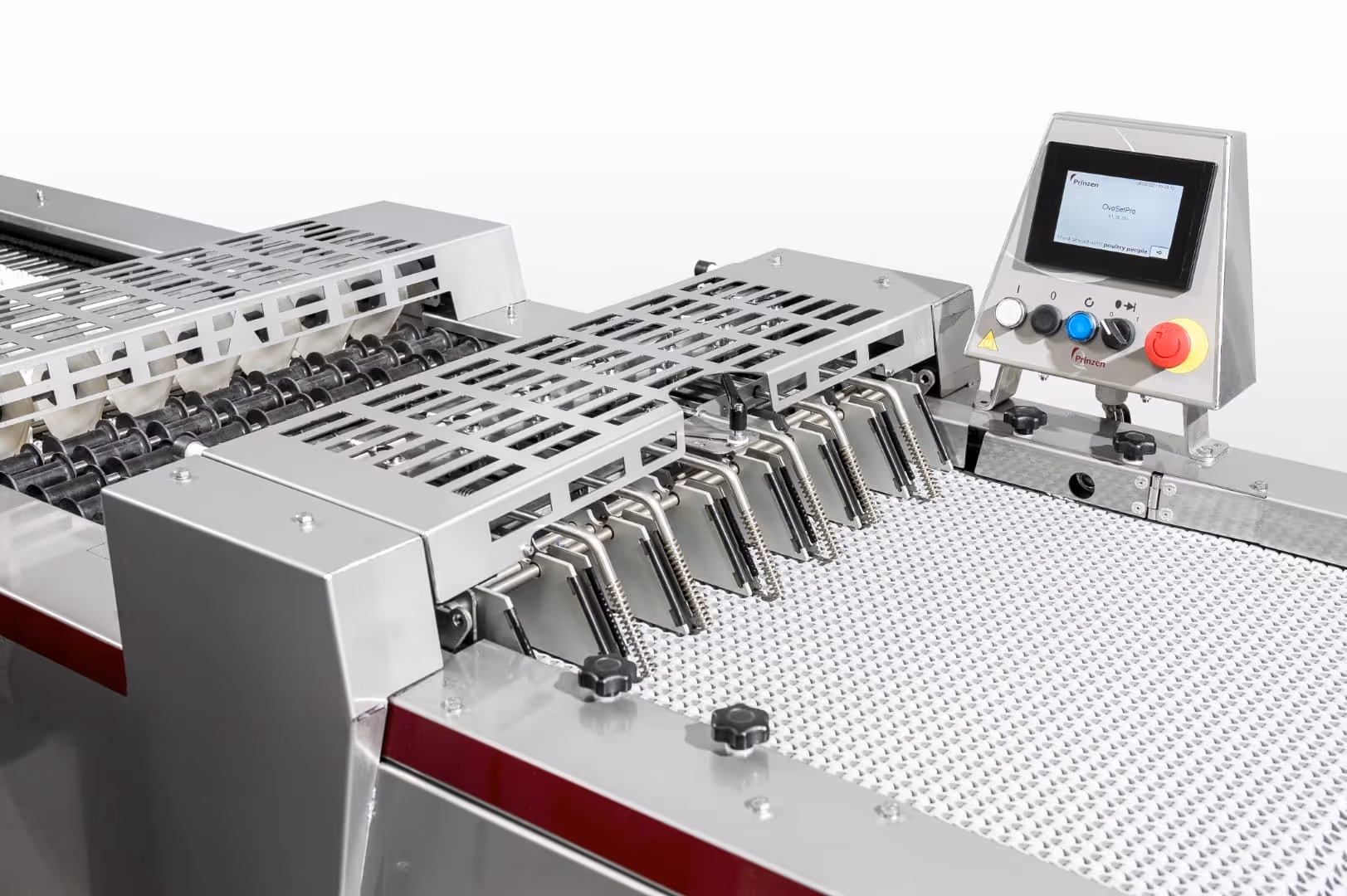 Industriële eier sorteermachine met roestvrijstalen onderdelen en een bedieningspaneel met scherm.