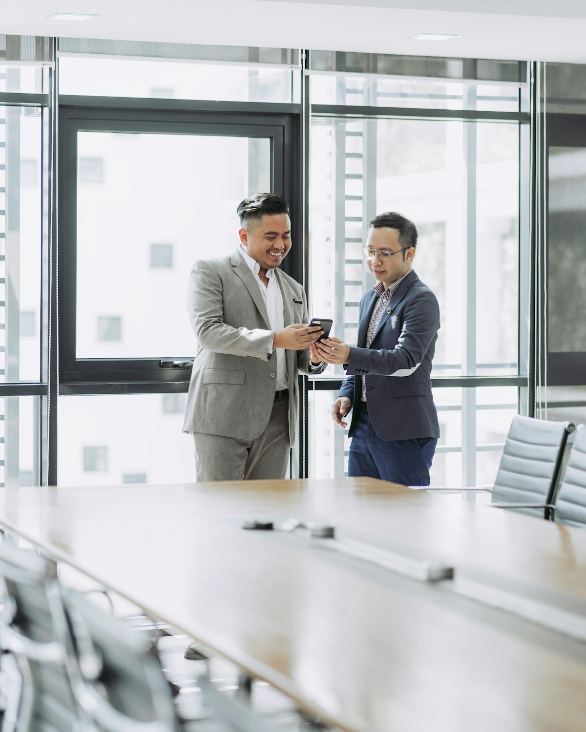 Deux professionnels se serrant la main, partenariat CFA-entreprise durable