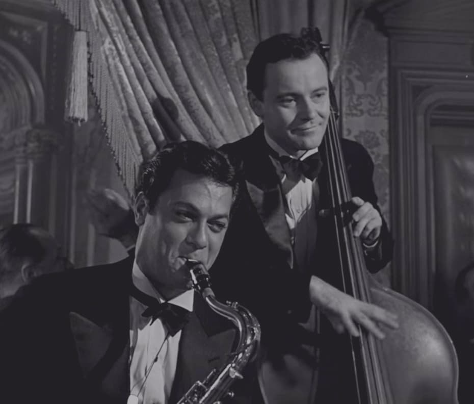 Джо и Джерри играют на музыкальных инструментах