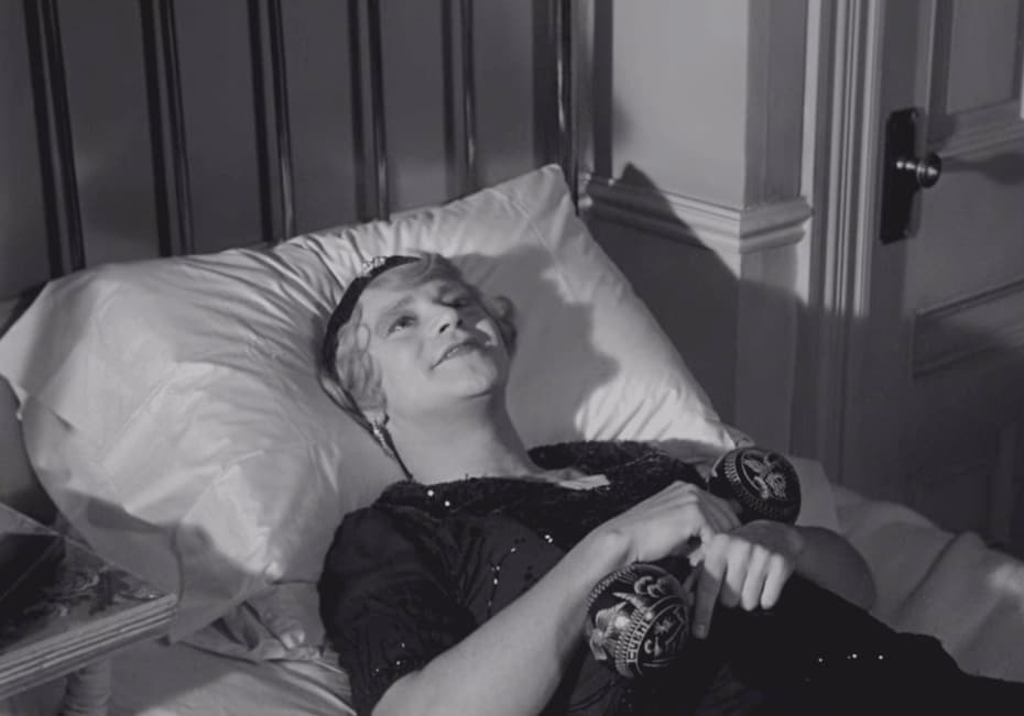 Дафна мечтательно смотрит в потолок