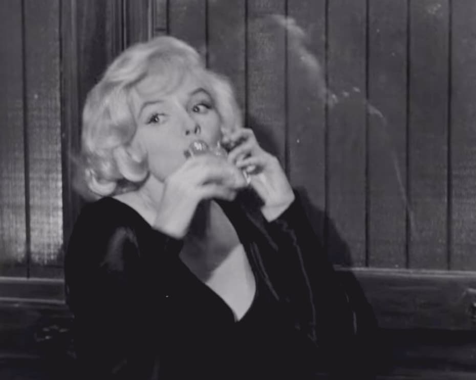 Душечка, которую застали за распитием алкоголя из фляжки