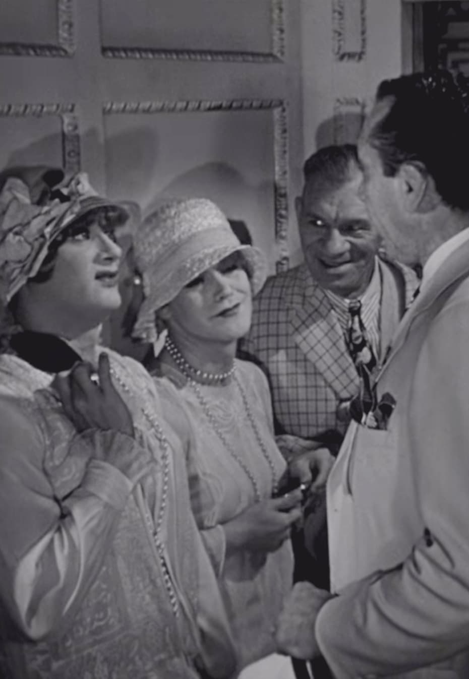 Гангстеры заигрывают с Джозефиной и Дафной в лифте