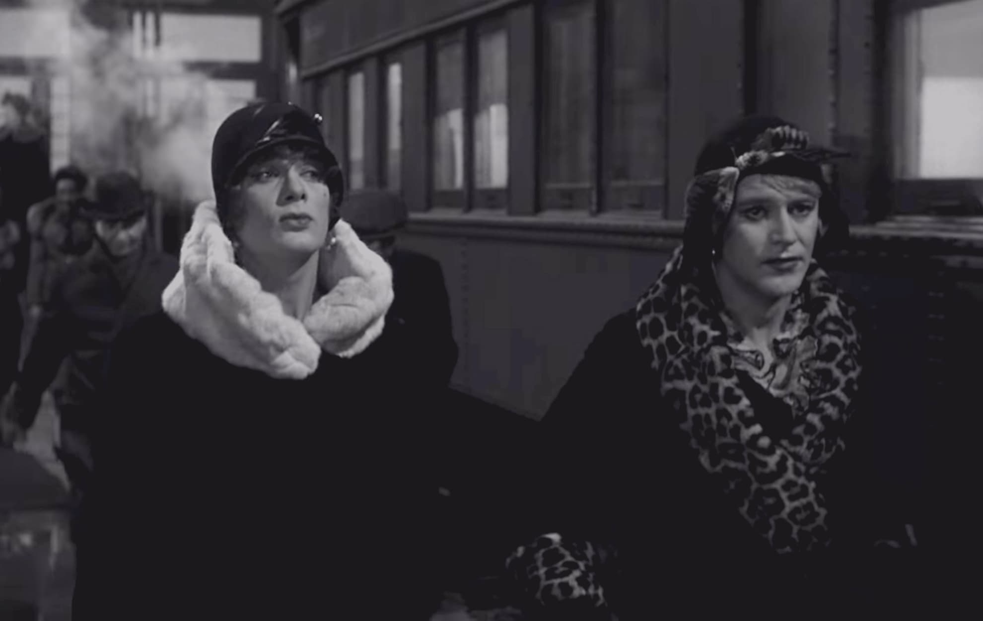 Джозефина и Дафна идут по перрону