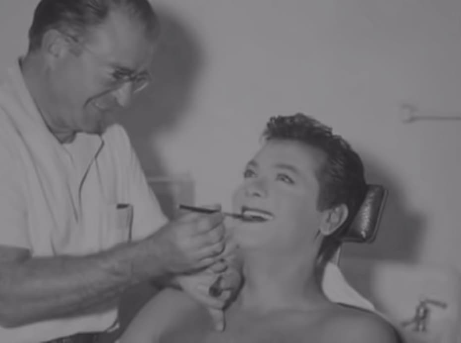 Тони Кёртис во время нанесения макияжа