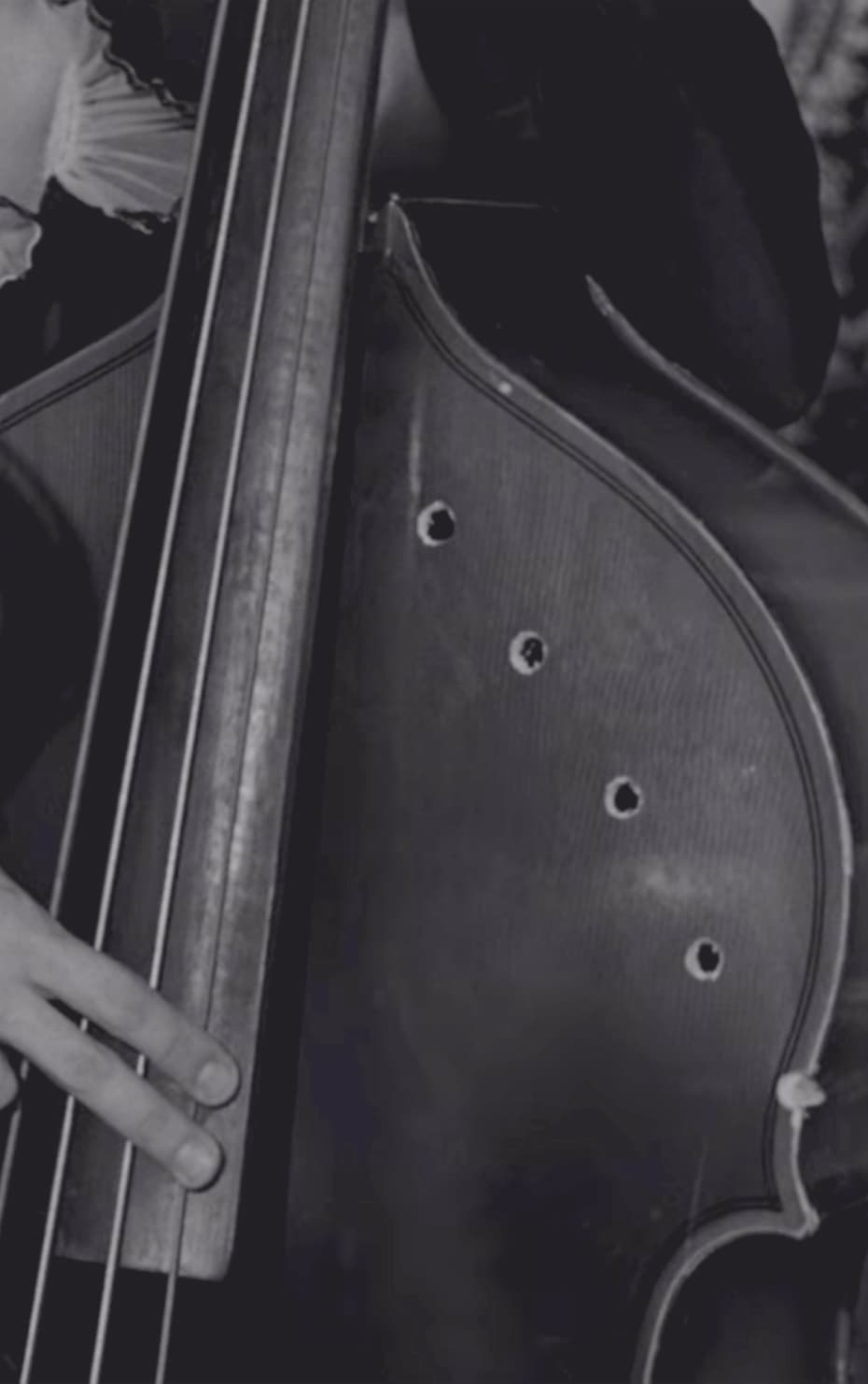 Контрабас с дырками от пуль