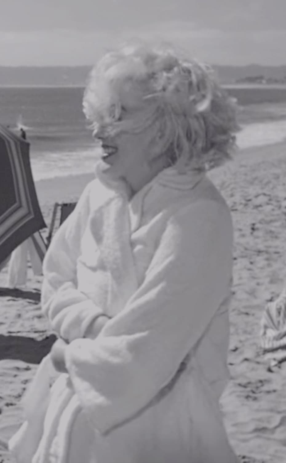 Душечка на пляже, укутанная в халат